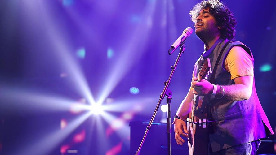 Arijit Singh Live Concert Performance With Acoustic Guitar On Stage HD wallpaper