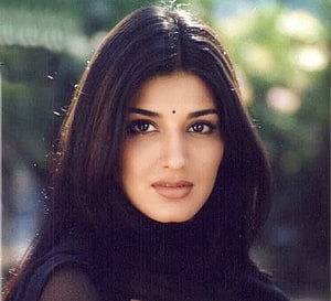 Sonali Bendre Portrait With Long Dark Hair And Soft Outdoor Background HD wallpaper