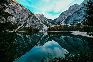 Alpine Lake Reflections: Majestic Mountain Peaks and Autumn Forests in a Serene Valley HD wallpaper