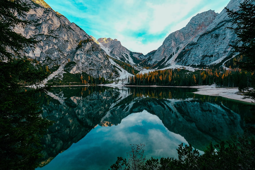 Alpine Lake Reflections: Majestic Mountain Peaks and Autumn Forests in a Serene Valley HD wallpaper