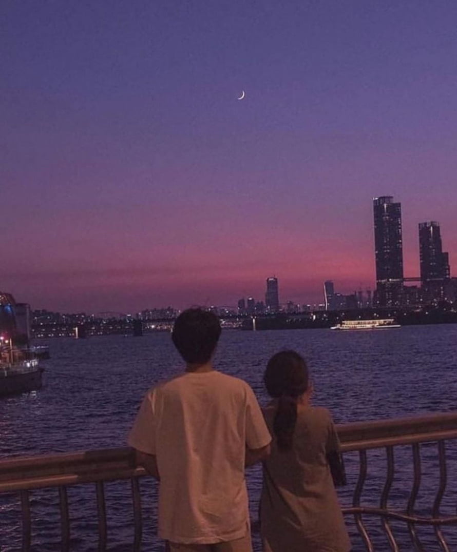 Couple Watching City Skyline at Dusk with Crescent Moon Over Water HD phone wallpaper