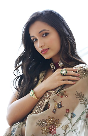 Srinidhi Shetty in Traditional Floral Saree with Gold and Emerald Jewelry HD phone wallpaper