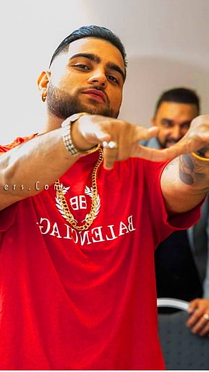Sidhu Moose Wala wearing a red Balenciaga t-shirt and gold chain HD phone wallpaper