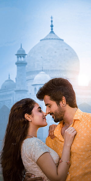 Romantic Couple Embracing in Front of the Taj Mahal at Sunrise HD phone wallpaper