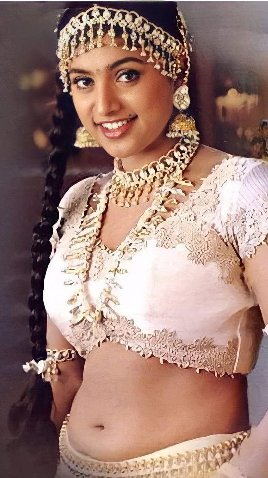 Roja in Traditional South Indian Bridal Attire with Gold Jewelry and Embroidered Blouse HD phone wallpaper