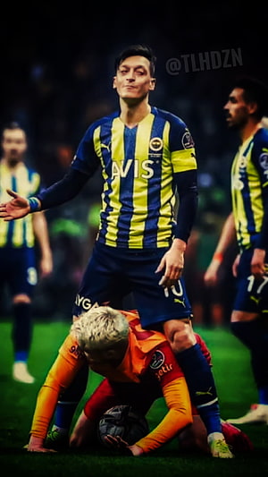 Mesut Özil in Fenerbahçe Kit During UEFA Europa League Match HD phone wallpaper