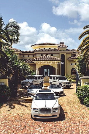 Luxury Mansion Driveway With White Rolls Royce, Mercedes G-Wagons, And Audi Convertibles, Cars. Bikes. . . Android. Luxury cars, Luxury lifestyle, Luxury life, Millionaire HD phone wallpaper