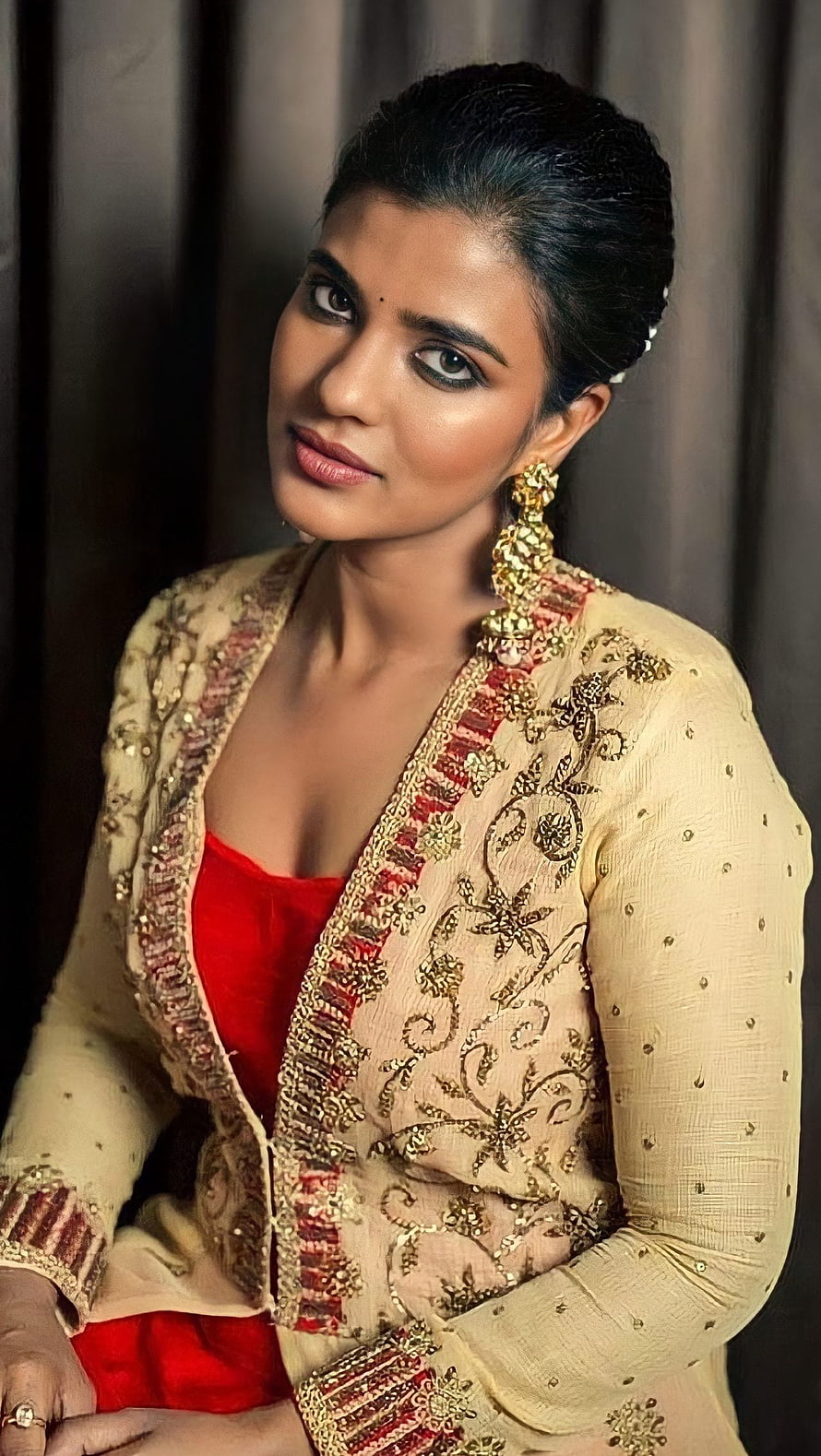 Aishwarya Rajesh in Traditional Indian Attire with Gold Earrings and Embroidered Blouse HD phone wallpaper