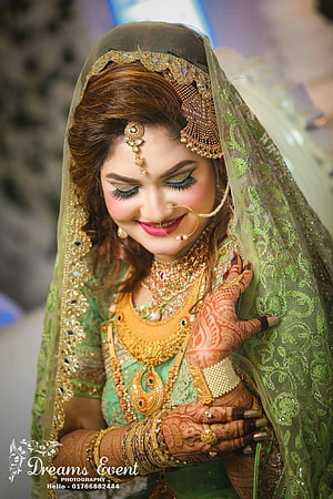 Zarin Khan in Traditional Green Bridal Lehenga with Gold Jewelry and Henna HD phone wallpaper