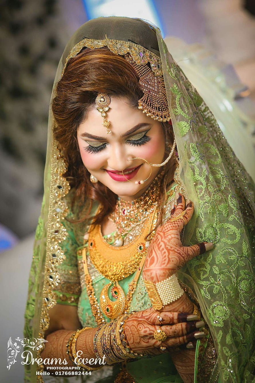 Zarin Khan in Traditional Green Bridal Lehenga with Gold Jewelry and Henna HD phone wallpaper