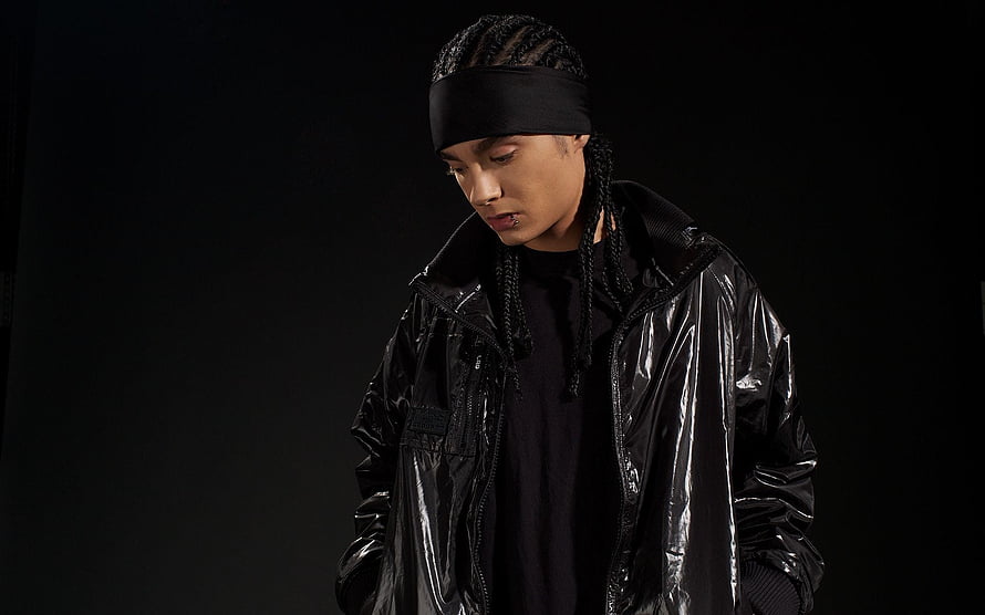 Tom Kaulitz in Black Glossy Jacket and Headband Studio Portrait HD wallpaper