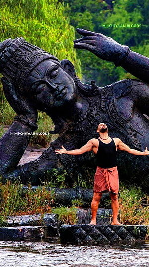 Raavanan Statue at Ambalappuzha Temple with Man in Devotional Pose, raavanan HD phone wallpaper