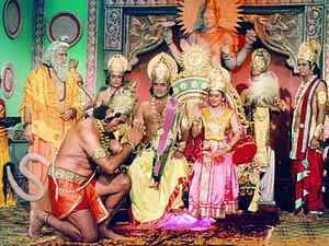 Hanuman Praying to Lord Rama and Sita in Ramayan TV Series Scene, In : Arun Govil watches Ramayan with his family HD wallpaper