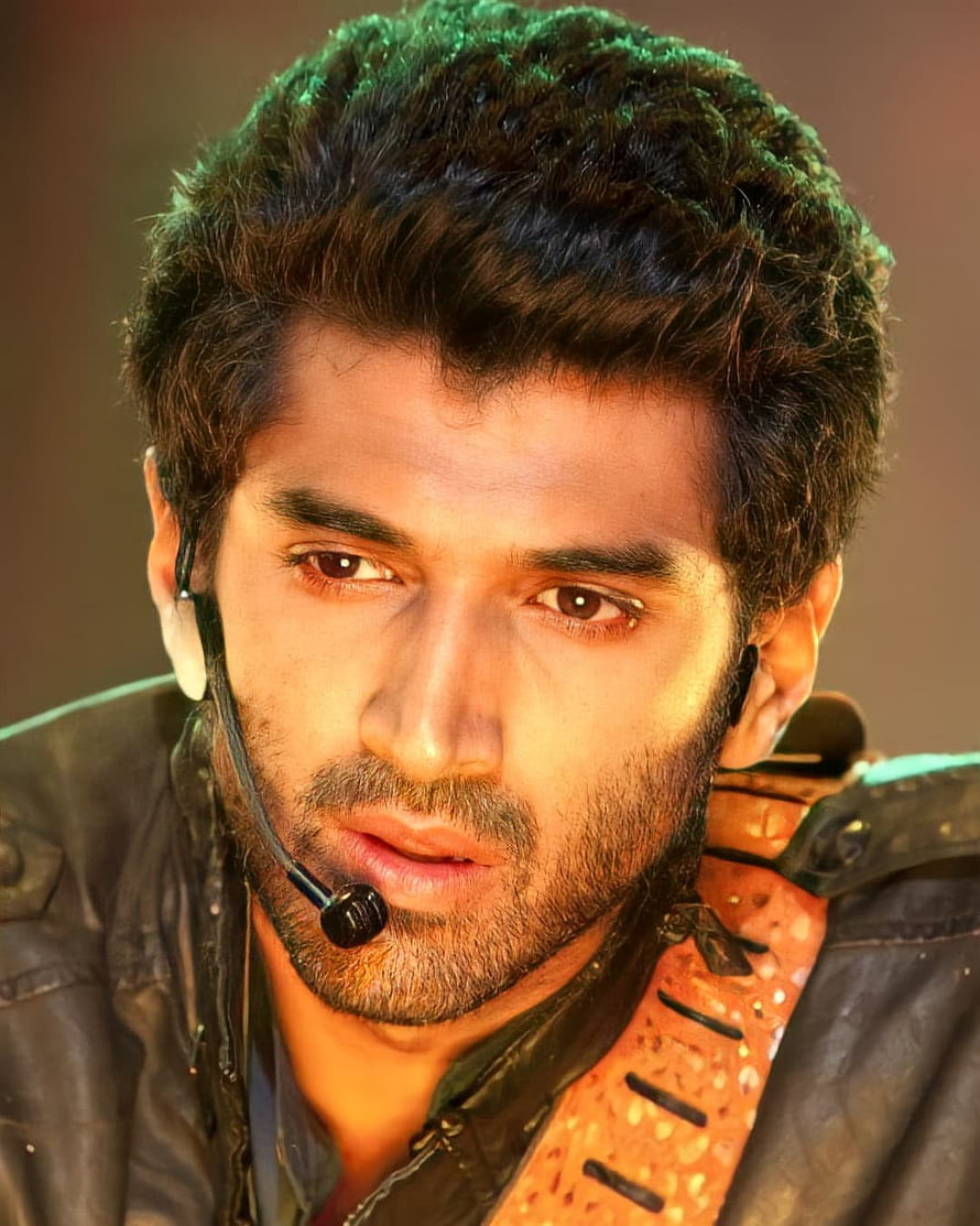 Aditya Roy Kapoor in Aashiqui 2 wearing a headset and leather jacket HD phone wallpaper