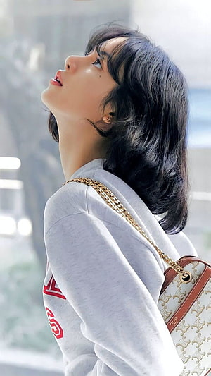 Woman with short black hair looking up in profile wearing a grey sweatshirt and carrying a Celine bag, Lisa, Blackpink, BP HD phone wallpaper