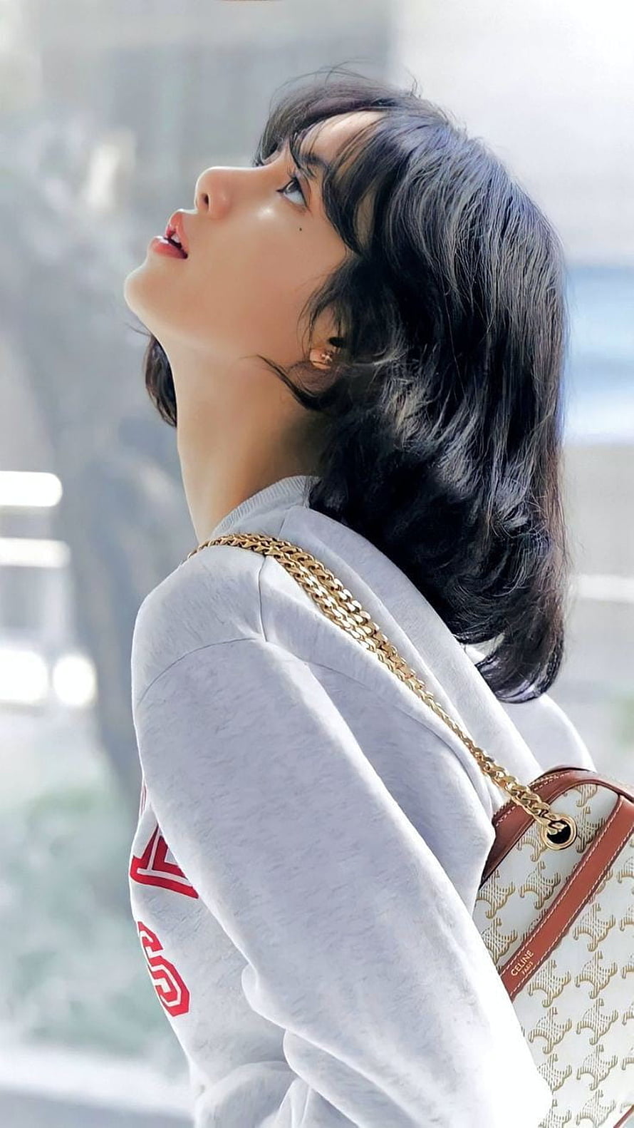Woman with short black hair looking up in profile wearing a grey sweatshirt and carrying a Celine bag, Lisa, Blackpink, BP HD phone wallpaper