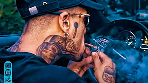 Man with face and neck tattoos smoking in a car with blue lighting, MC Kevin - Não Grita, Eu Sou Maconheiro Nato (DJ Pedro) 2021 HD wallpaper