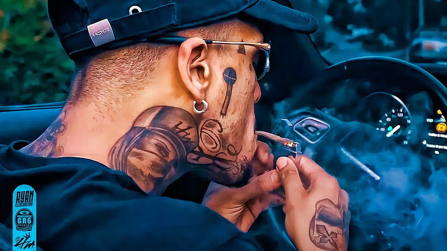 Man with face and neck tattoos smoking in a car with blue lighting, MC Kevin - Não Grita, Eu Sou Maconheiro Nato (DJ Pedro) 2021 HD wallpaper