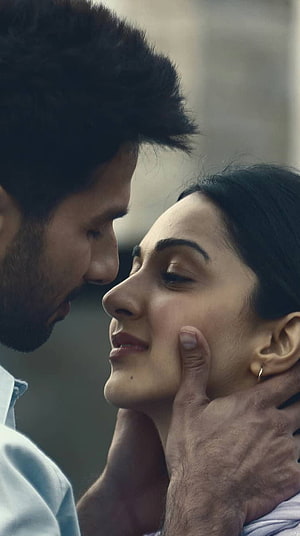 Romantic Close-Up of a Couple Sharing an Intimate Moment with Gentle Touch, Kabir Singh, shahid kapoor, kiara advani HD phone wallpaper