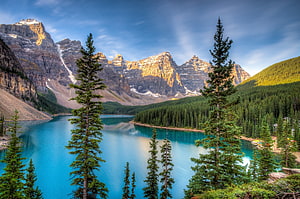 Turquoise Mountain Lake Surrounded By Pine Forest And Rocky Peaks HD wallpaper