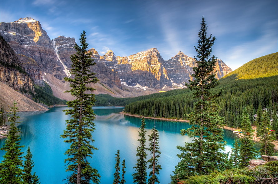 Turquoise Mountain Lake Surrounded By Pine Forest And Rocky Peaks HD wallpaper