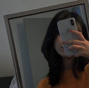 Aesthetic Mirror Selfie of Girl with Black Hair Holding White Smartphone HD wallpaper