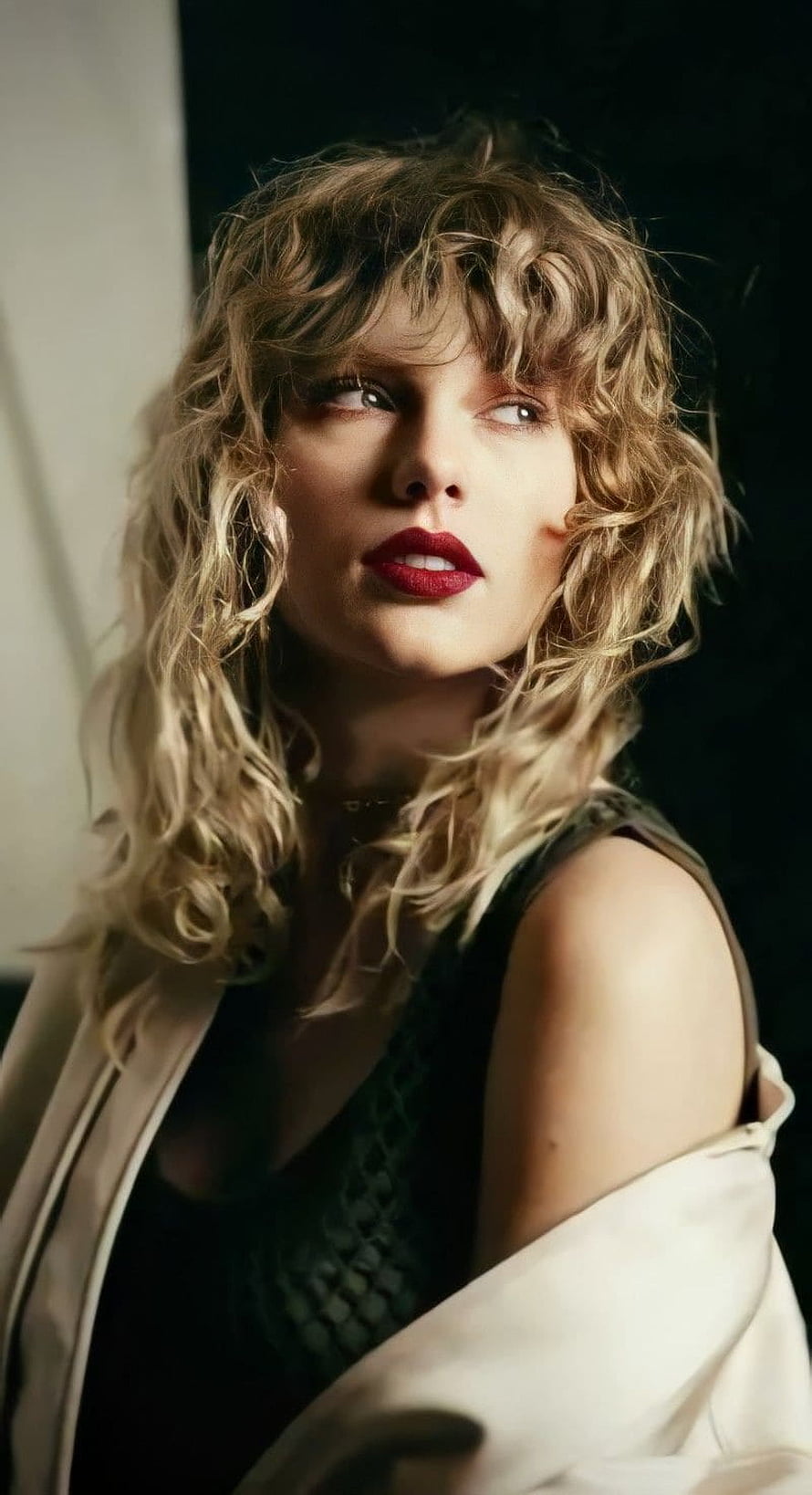 Taylor Swift Portrait With Curly Blonde Hair And Bold Red Lipstick HD phone wallpaper
