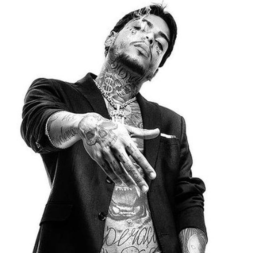 Black and White Portrait of a Heavily Tattooed Man in a Suit, MC Kevin: Amigos fazem rifa de carro de cantor para comprar casa para a mãe dele HD phone wallpaper
