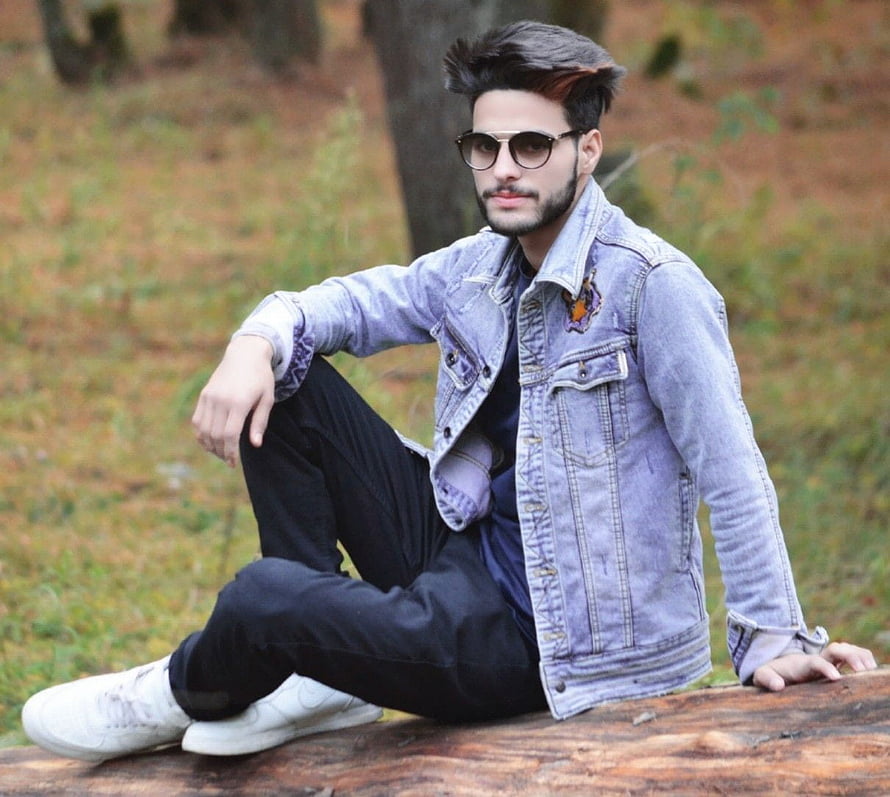 Handsome Man In Denim Jacket And Sunglasses Sitting On Log In Forest, Stylish Boys Dp, Handsome Boys Dp, Dp For Facebook - Smart HD wallpaper