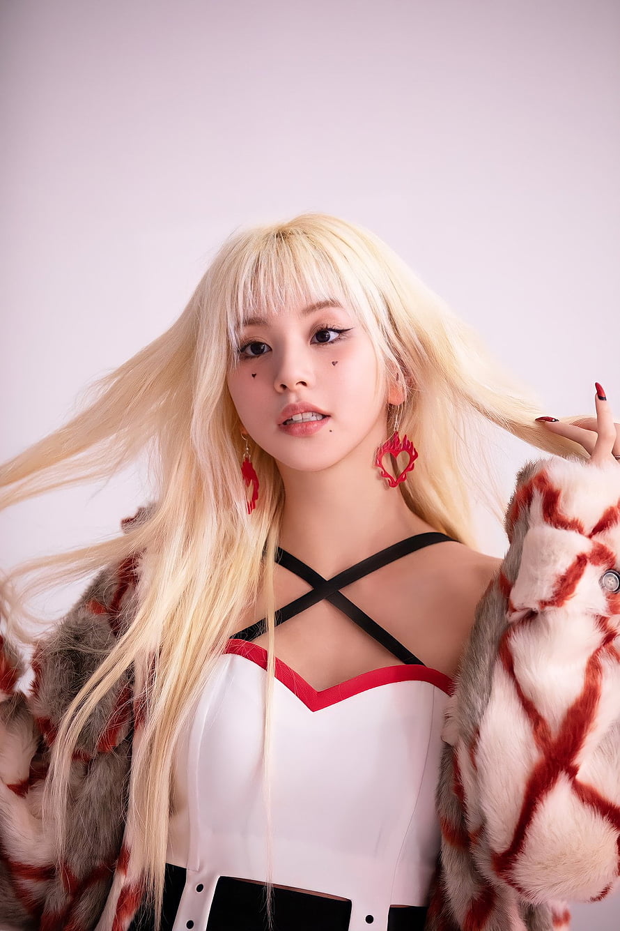 Sunny from NewJeans in a stylish white and red outfit with a fur coat and heart earrings HD phone wallpaper