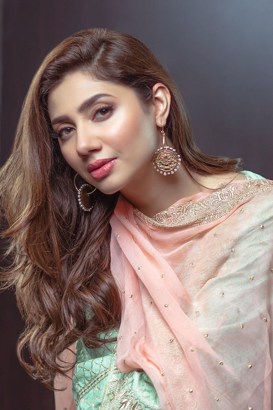 Mahira Khan in Mint Green Embroidered Suit with Blush Pink Dupatta and Gold Jhumka Earrings HD phone wallpaper