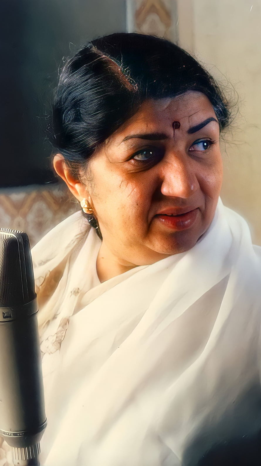 Lata Mangeshkar Portrait in White Saree with Microphone HD phone wallpaper