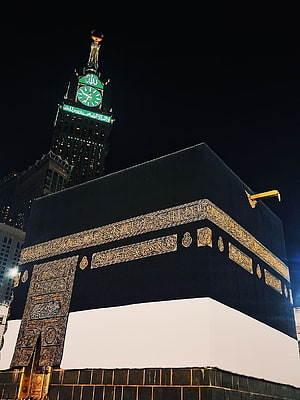 The Kaaba and Clock Tower at Masjid Al Haram in Mecca at Night HD phone wallpaper