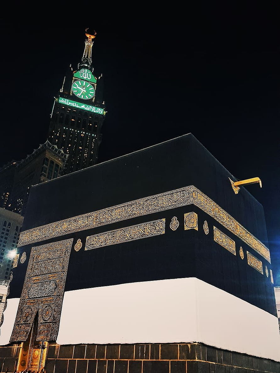 The Kaaba and Clock Tower at Masjid Al Haram in Mecca at Night HD phone wallpaper