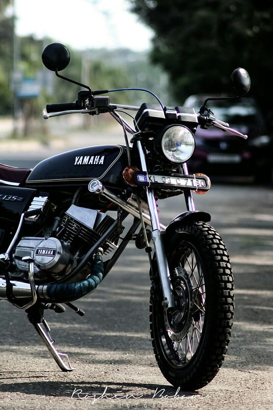 Classic Black Yamaha RX 135 Motorcycle with Chrome Details and Knobby Tires HD phone wallpaper