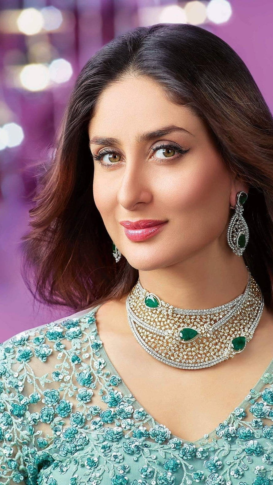 Kareena Kapoor in Emerald Jewelry and Mint Green Embroidered Outfit HD phone wallpaper