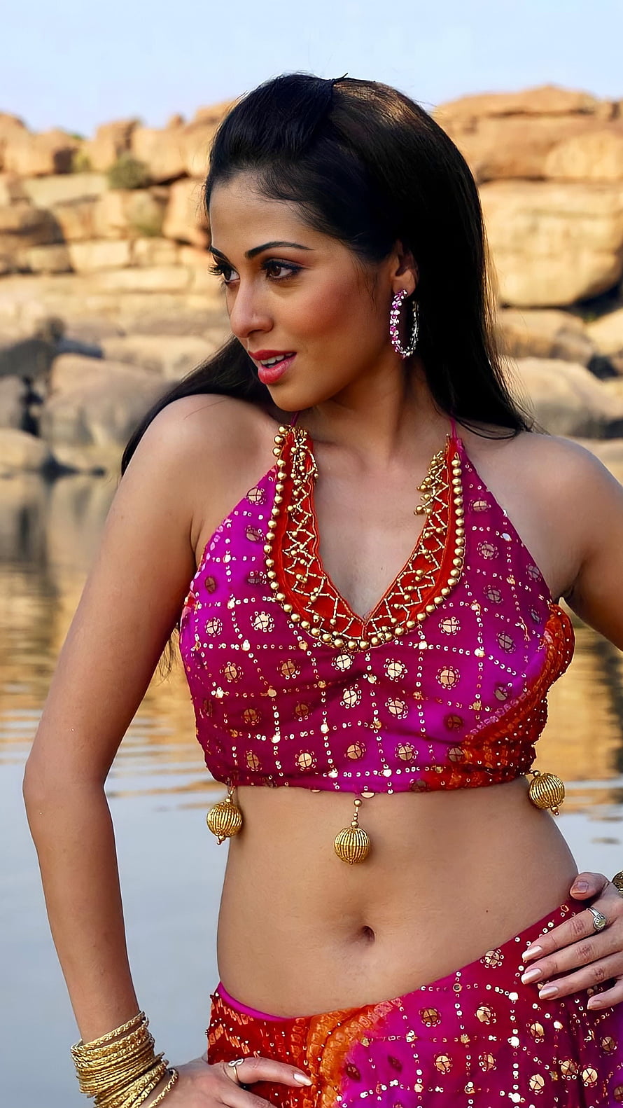 Sada in Traditional Indian Ethnic Wear with Gold Jewelry and Vibrant Magenta Outfit HD phone wallpaper