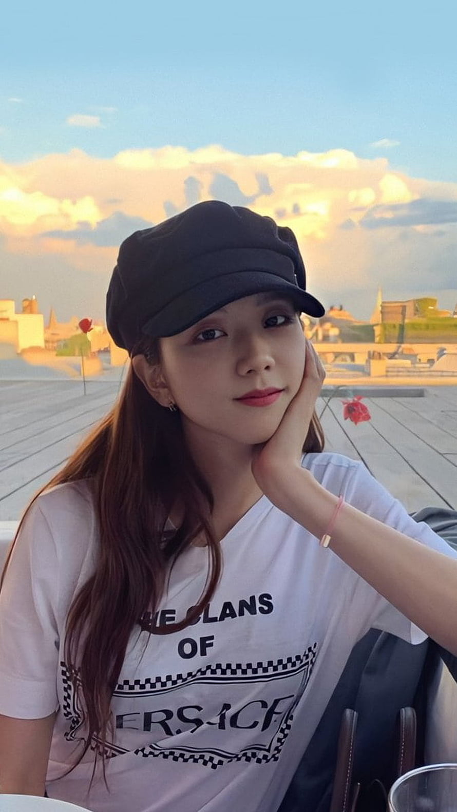 Jisoo from BLACKPINK in a black cap and white Versace t-shirt at sunset HD phone wallpaper