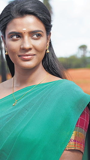 Aishwarya Rajesh in a Green Saree with Gold Jewelry and Traditional Indian Attire HD phone wallpaper