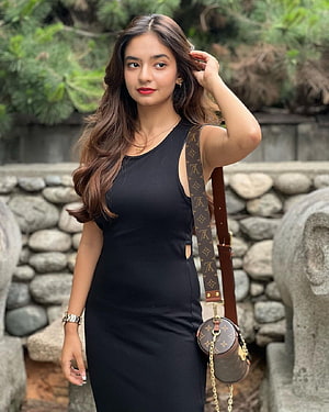 Young Woman in Black Dress with Louis Vuitton Bag, Anushka Sen, dress, lip, Beautiful, Cute, Anushka-Sen, Girl HD phone wallpaper