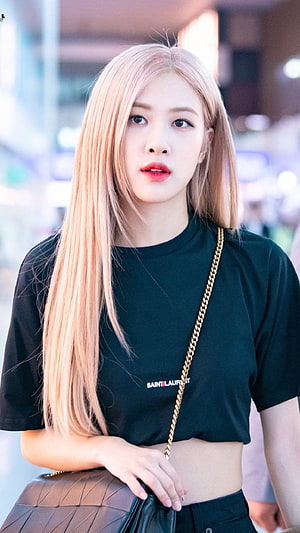 Rose from Blackpink with blonde hair wearing a black Saint Laurent crop top and holding a quilted bag HD phone wallpaper