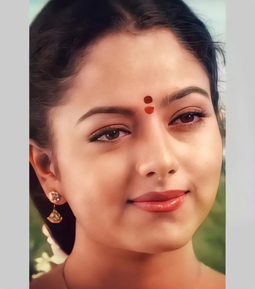 Soundarya Actress Portrait With Traditional Bindis And Gold Earrings HD phone wallpaper