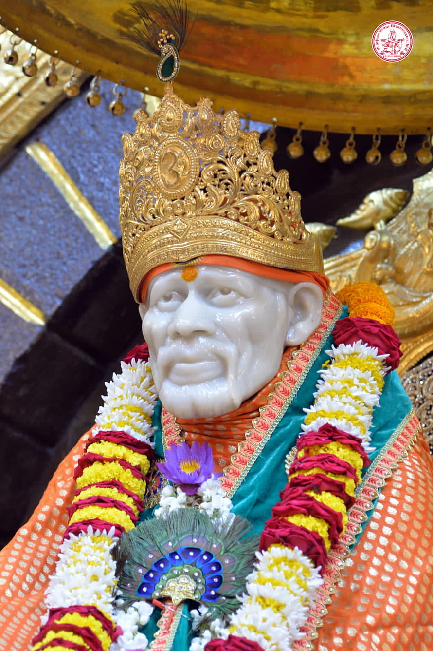 Sai Baba Shirdi Statue Adorned With Golden Crown And Flower Garlands HD phone wallpaper