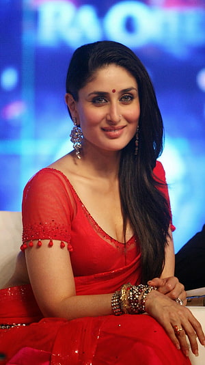 Kareena Kapoor Khan in a stunning red saree with traditional jewelry and elegant makeup HD phone wallpaper