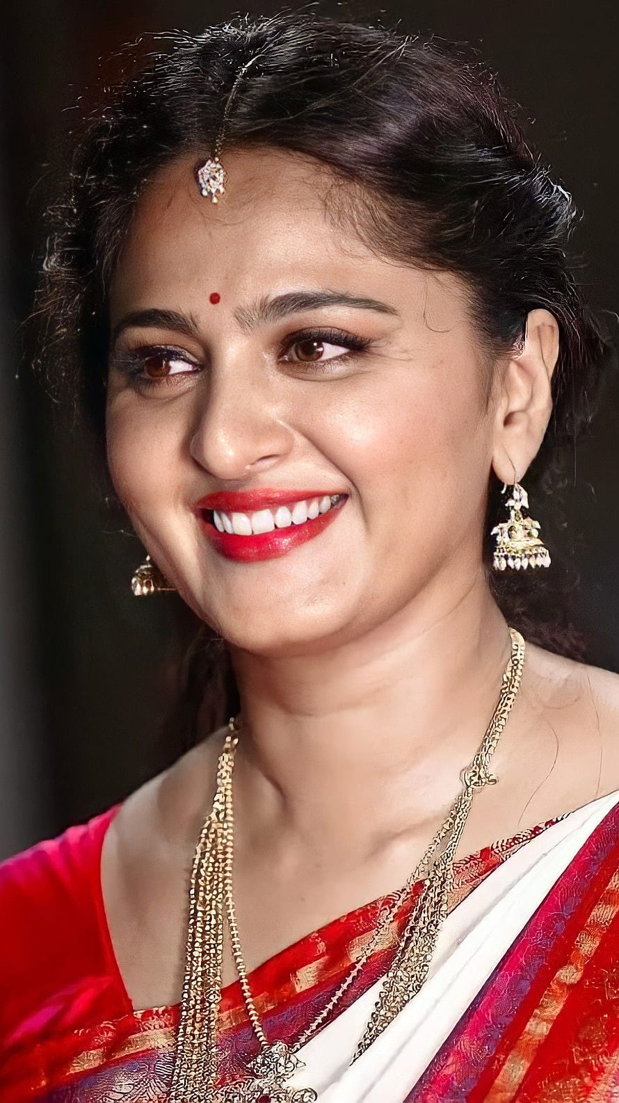 Anushka Shetty in Traditional Red Saree with Gold Jewelry and Maang Tikka HD phone wallpaper