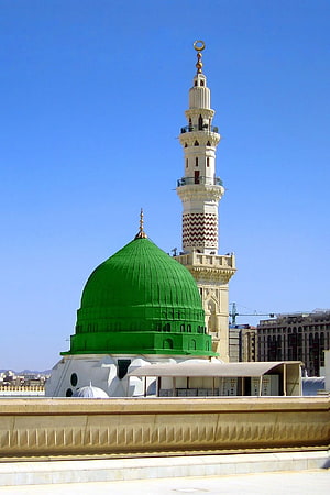 Green Dome and Minaret of the Prophet's Mosque in Madinah Under a Clear Blue Sky HD phone wallpaper