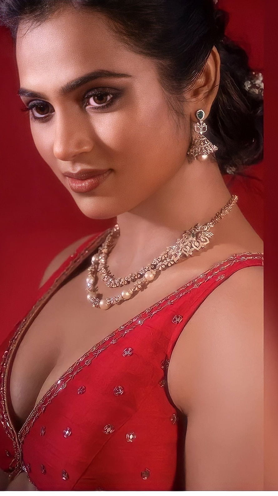 Ramya Pandian in a red embroidered blouse with traditional gold jewelry and pearl necklace HD phone wallpaper
