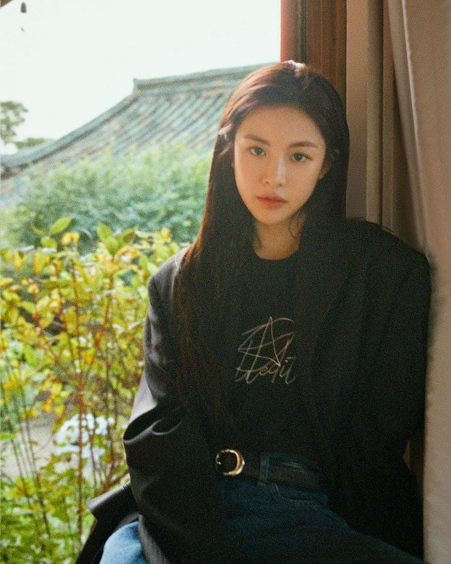 Go Yoon Jung in Black Blazer and Jeans by Window with Garden View HD phone wallpaper