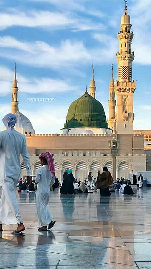 Masjid Nabawi Green Dome and Minarets with Pilgrims in the Courtyard HD phone wallpaper