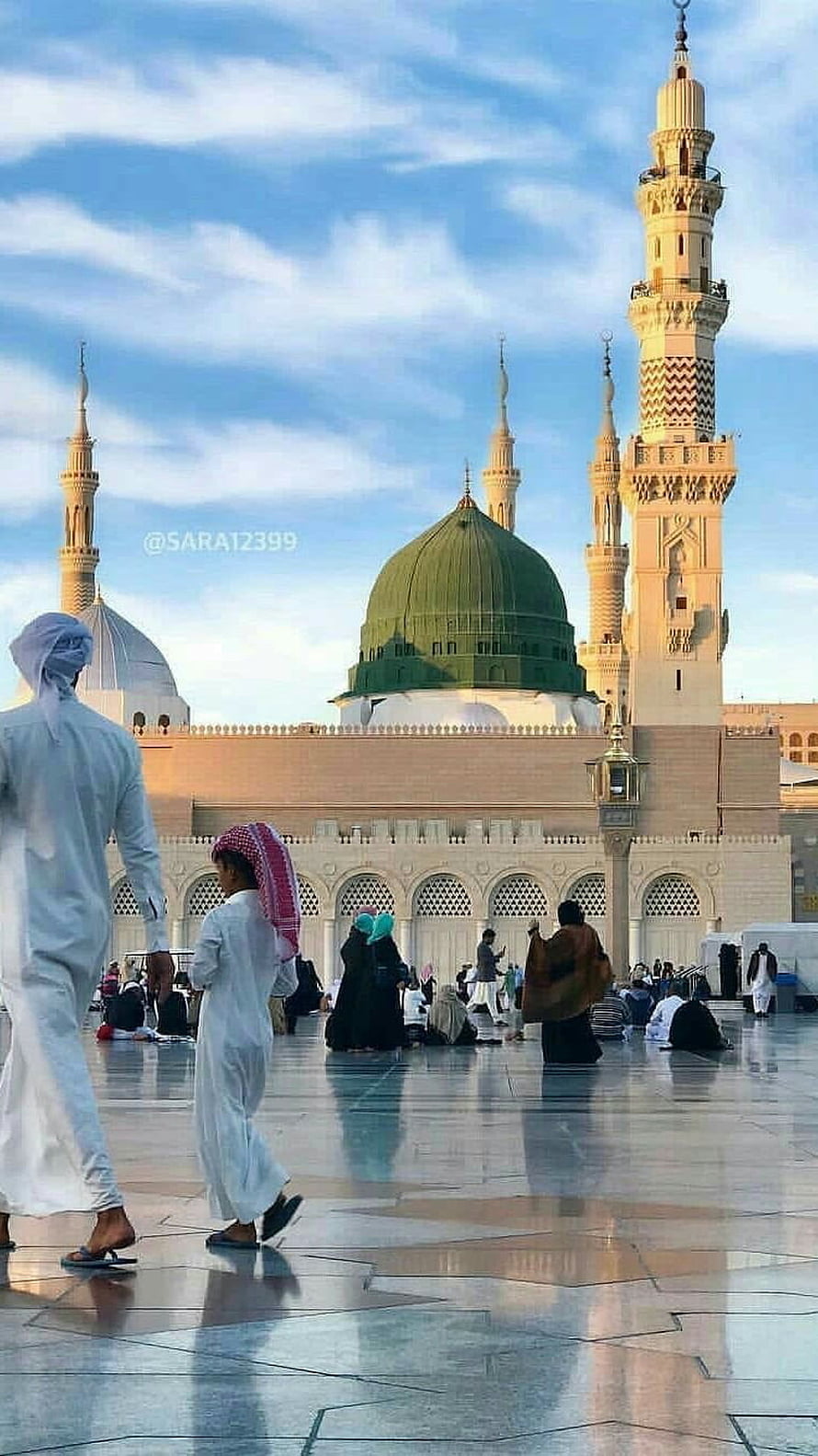Masjid Nabawi Green Dome and Minarets with Pilgrims in the Courtyard HD phone wallpaper
